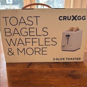NIB Cruxgg two slice toaster.